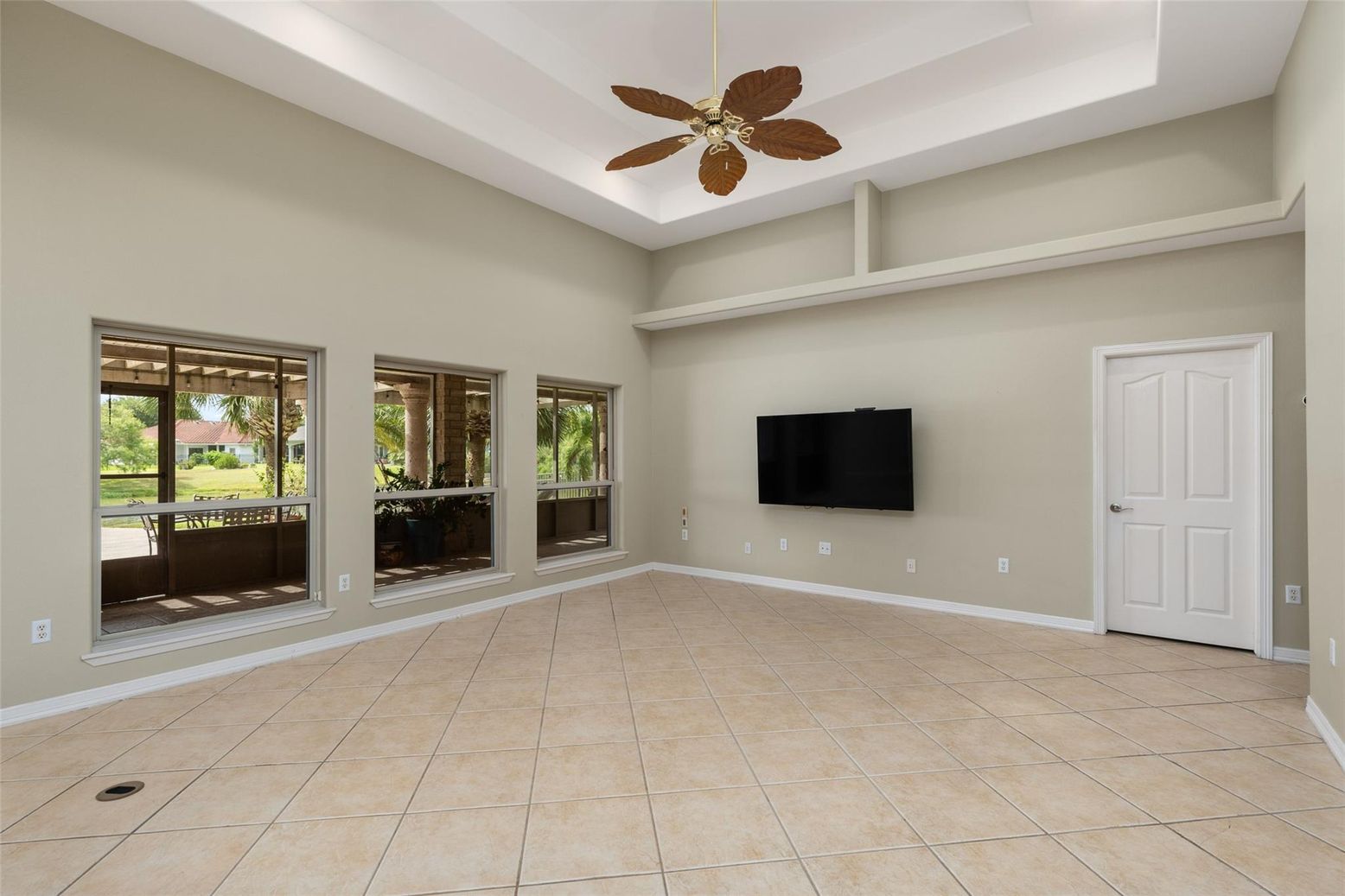 Empty room, Interior