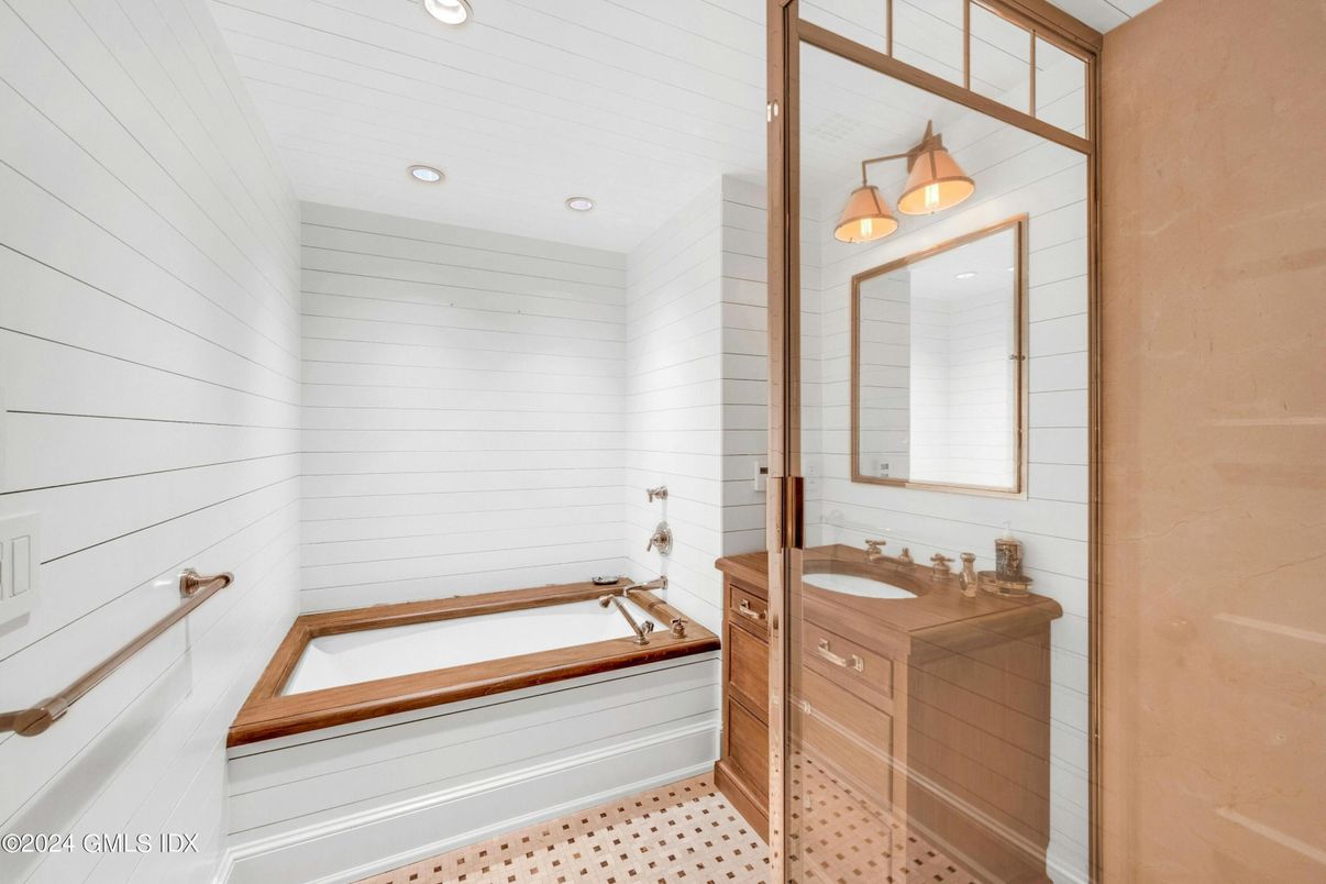 Bathroom, Interior, Recessed Lighting