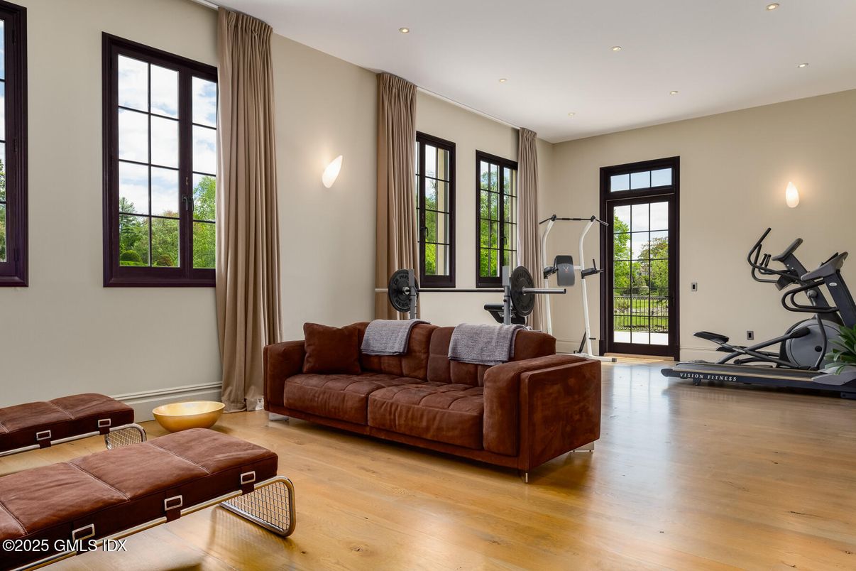 Fitness Equipment, Interior, Living room, Recessed Lighting, Wood Texture Flooring