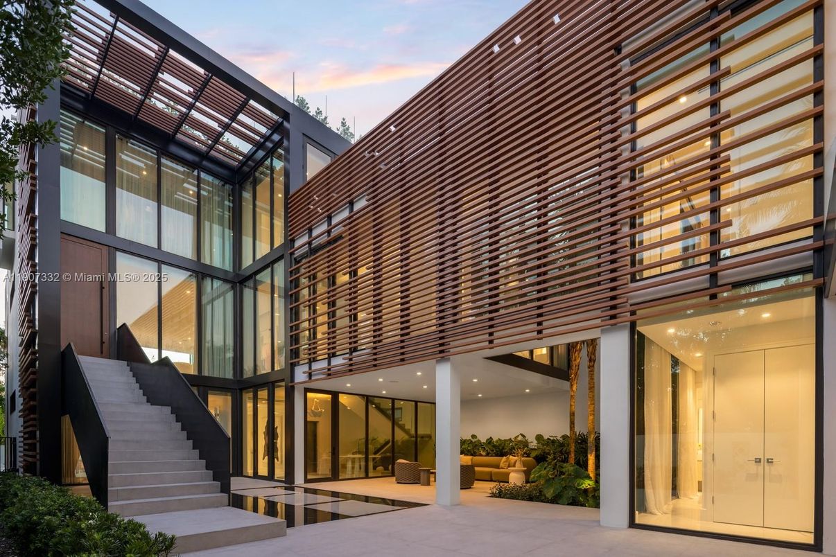 Exterior, Facade, Modern