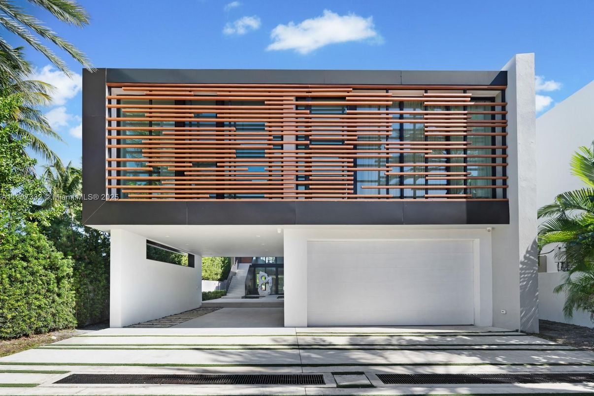 Exterior, Facade, Modern