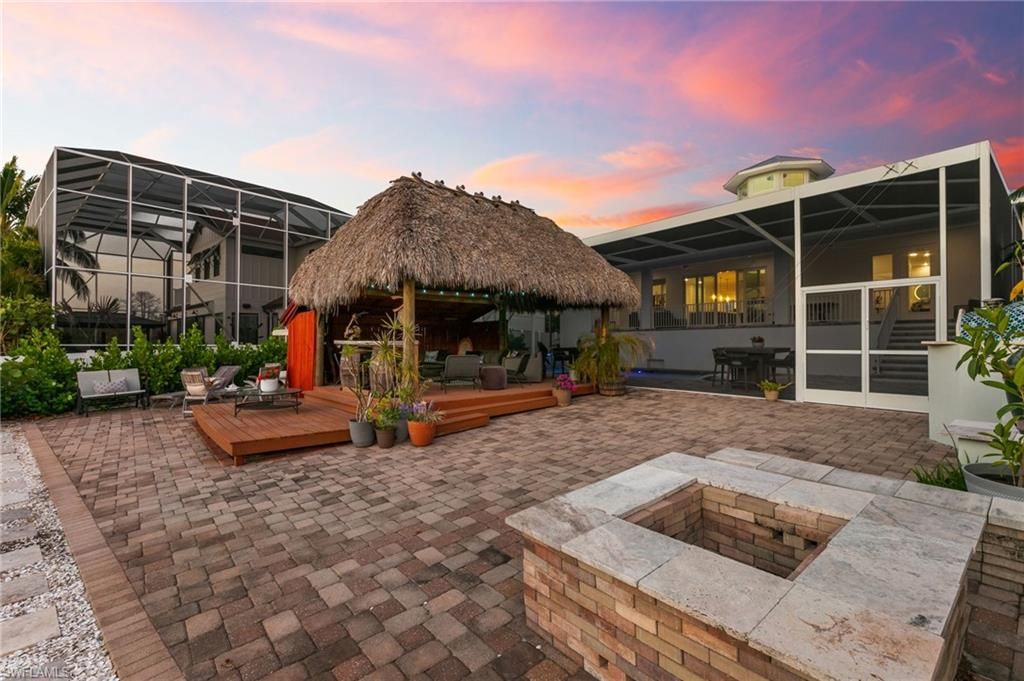 Exterior, Outdoor Kitchen, Water