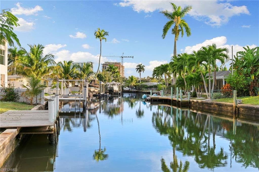 Attached, Exterior, Facade, Modern