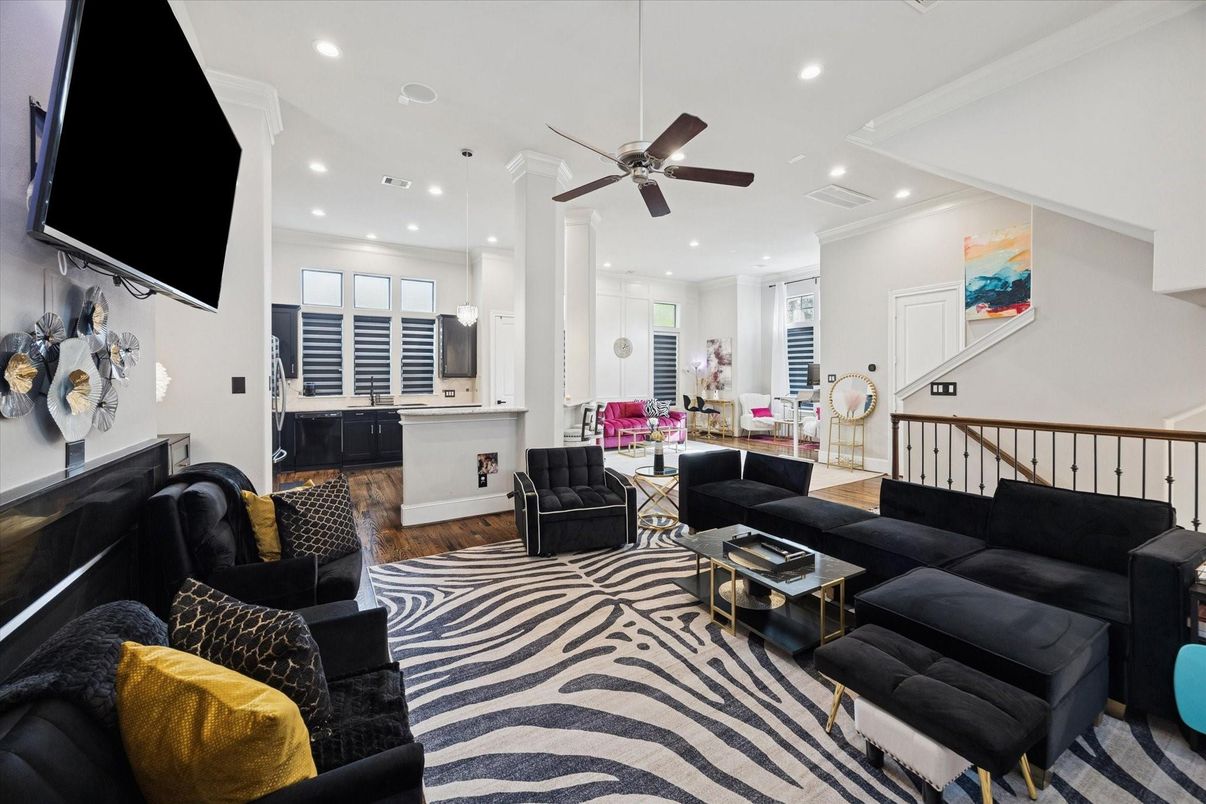 Interior, Living room, Pendant Lights, Recessed Lighting, Wood Texture Flooring