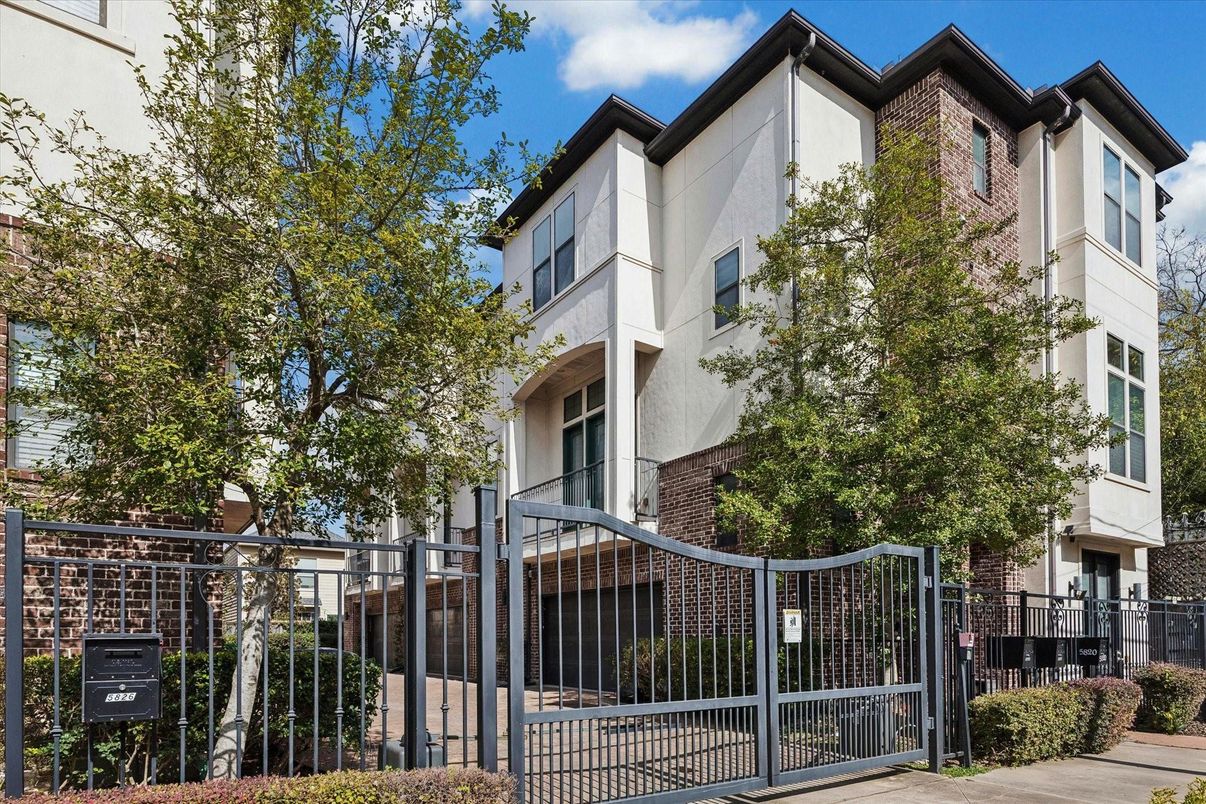Exterior, Facade, Rowhouse
