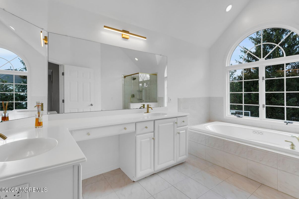 Bathroom, Dual Sink Vanities, Interior, Recessed Lighting