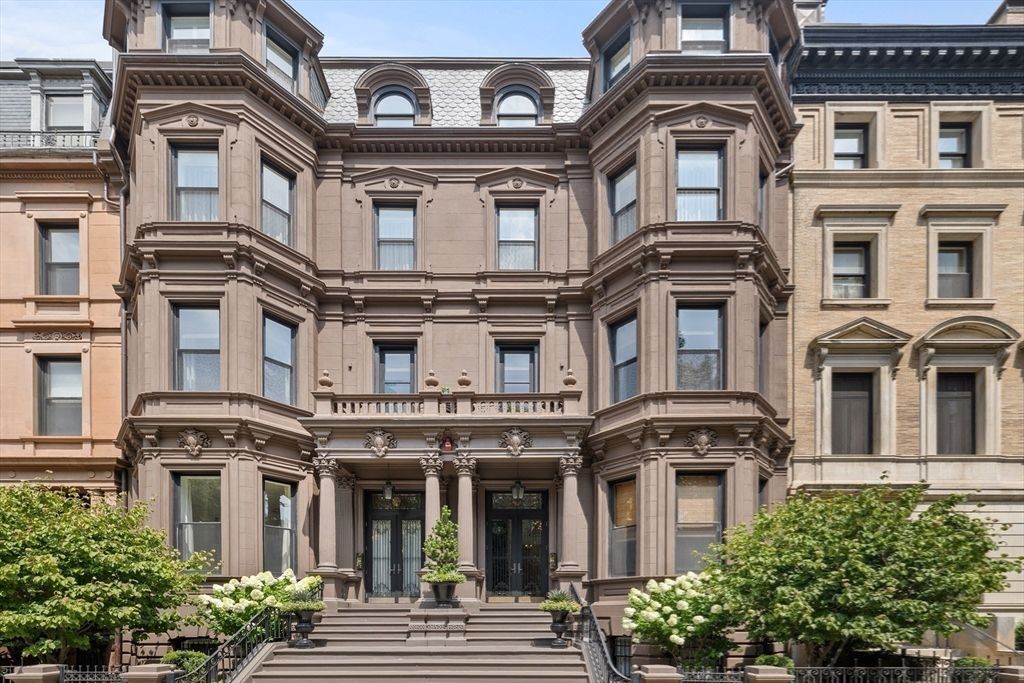 Exterior, Facade, Brownstone
