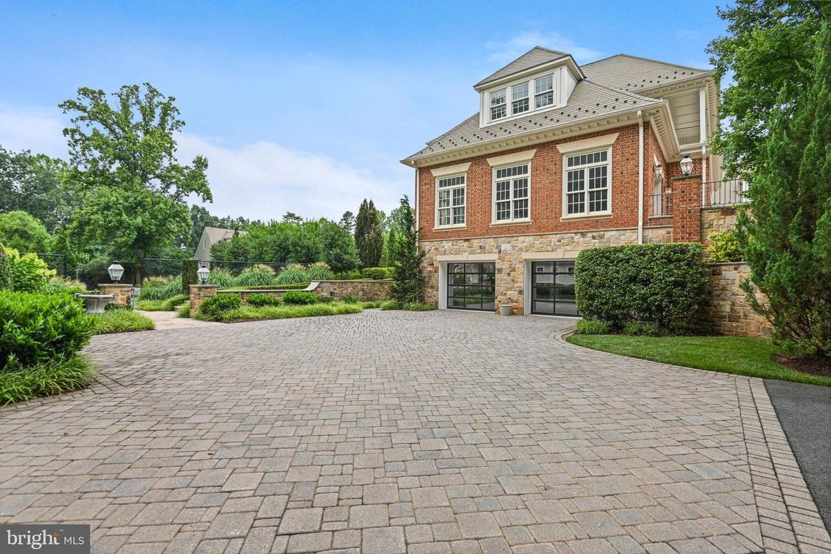 Attached, Exterior, Facade, Brick Facade, Georgian