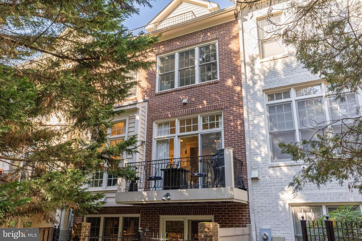 Exterior, Facade, Brick Facade, Rowhouse