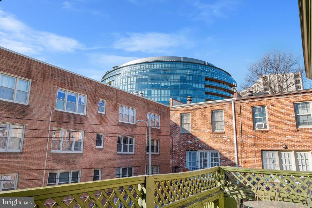 Exterior, Facade, Brick Facade, Rowhouse