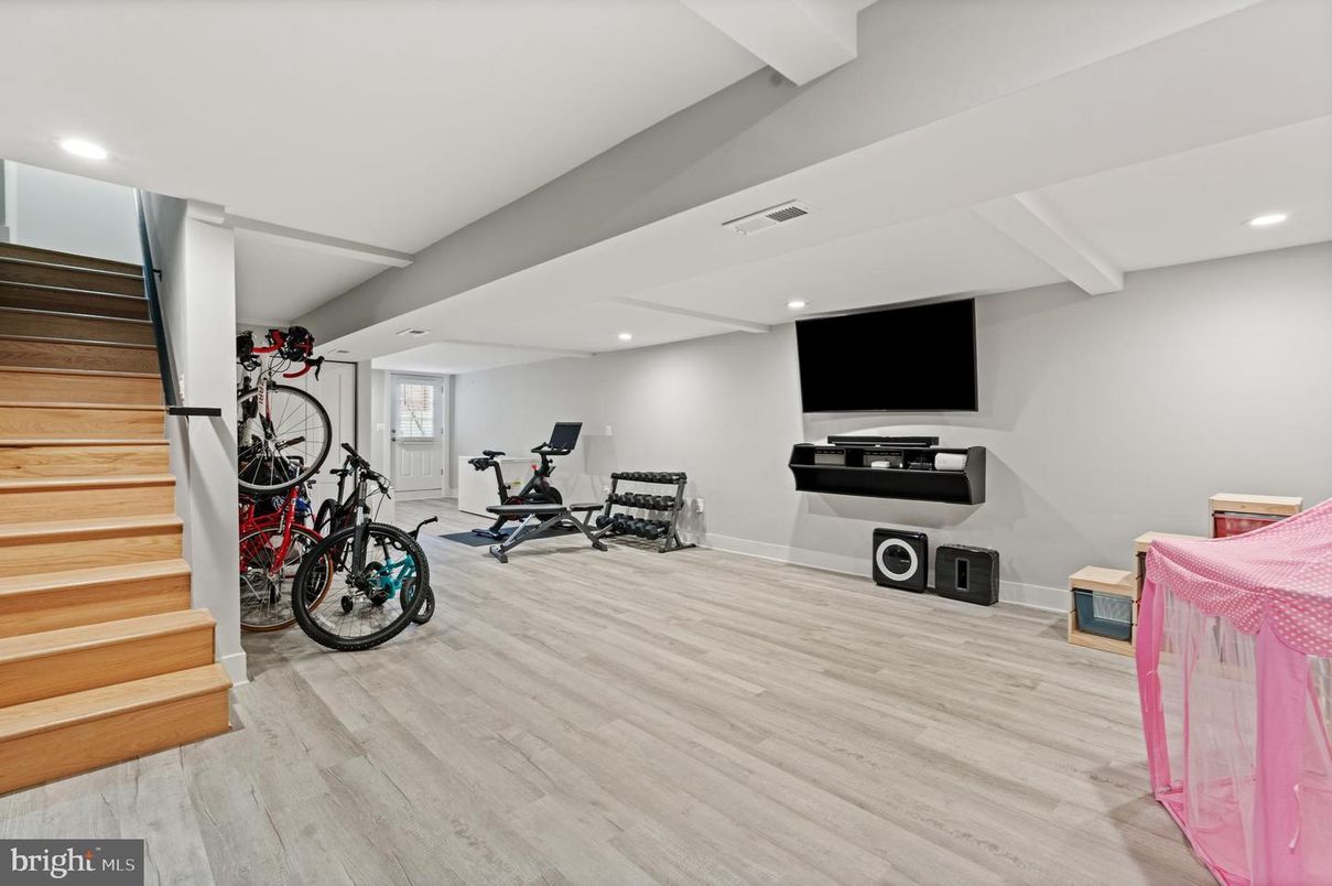 Fitness Equipment, Interior, Recessed Lighting, Wood Texture Flooring