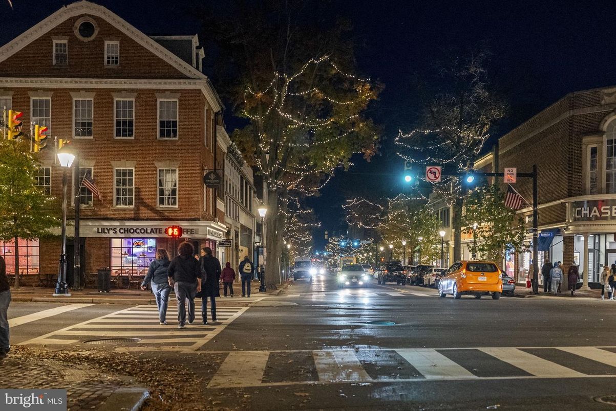 Exterior, Facade, Brick Facade, Chicago School