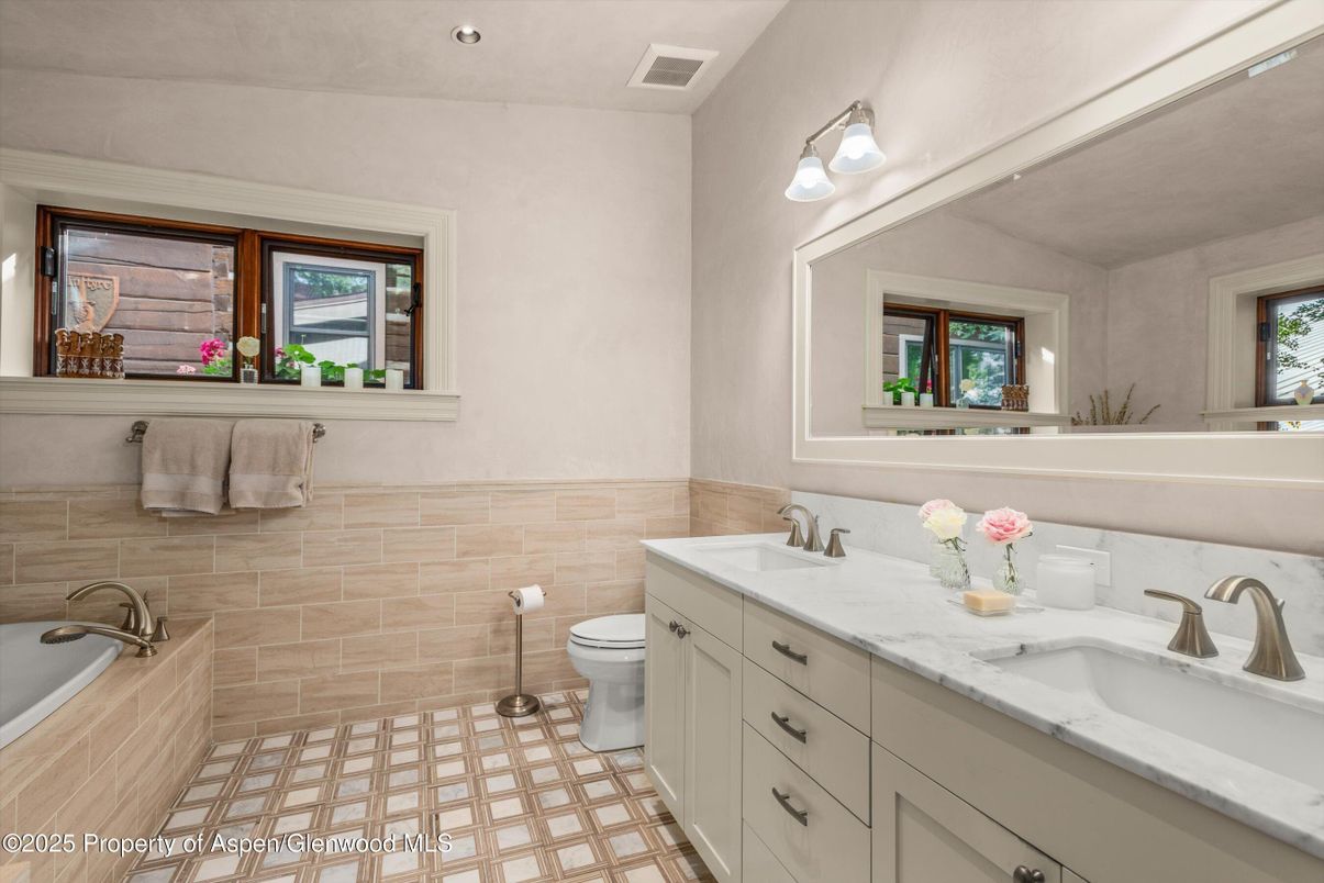 Bathroom, Dual Sink Vanities, Interior