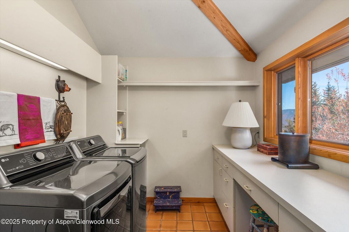 Interior, Washer, Wooden Beams