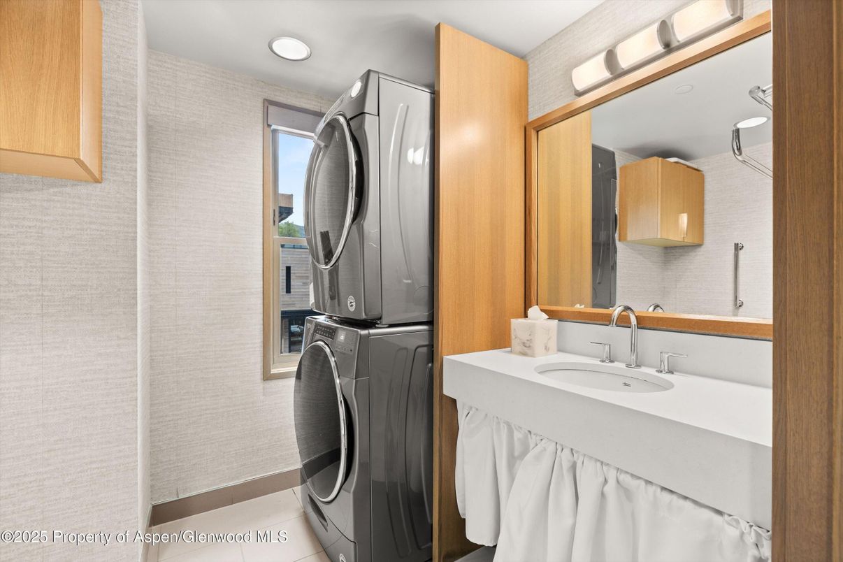 Bathroom, Interior, Recessed Lighting, Washer