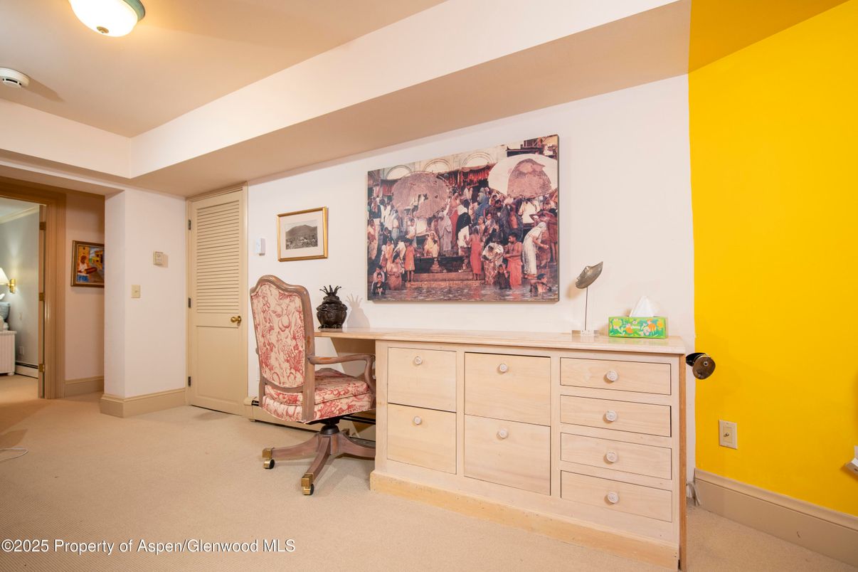 Home Office, Interior