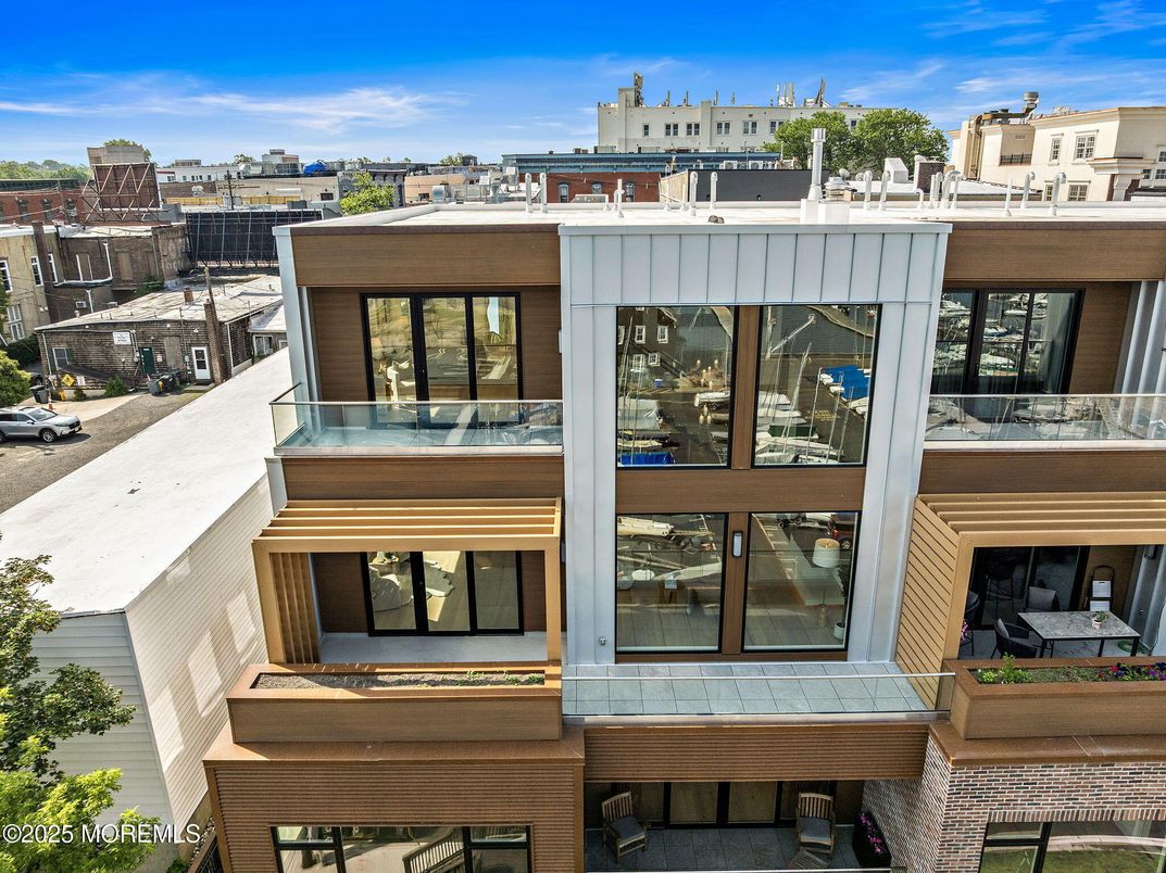 Exterior, Facade, Modern