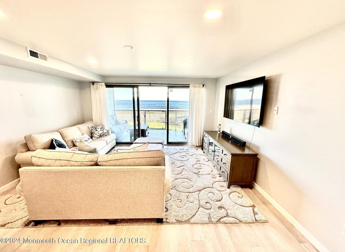 Interior, Living room, Recessed Lighting, Water, Wood Texture Flooring