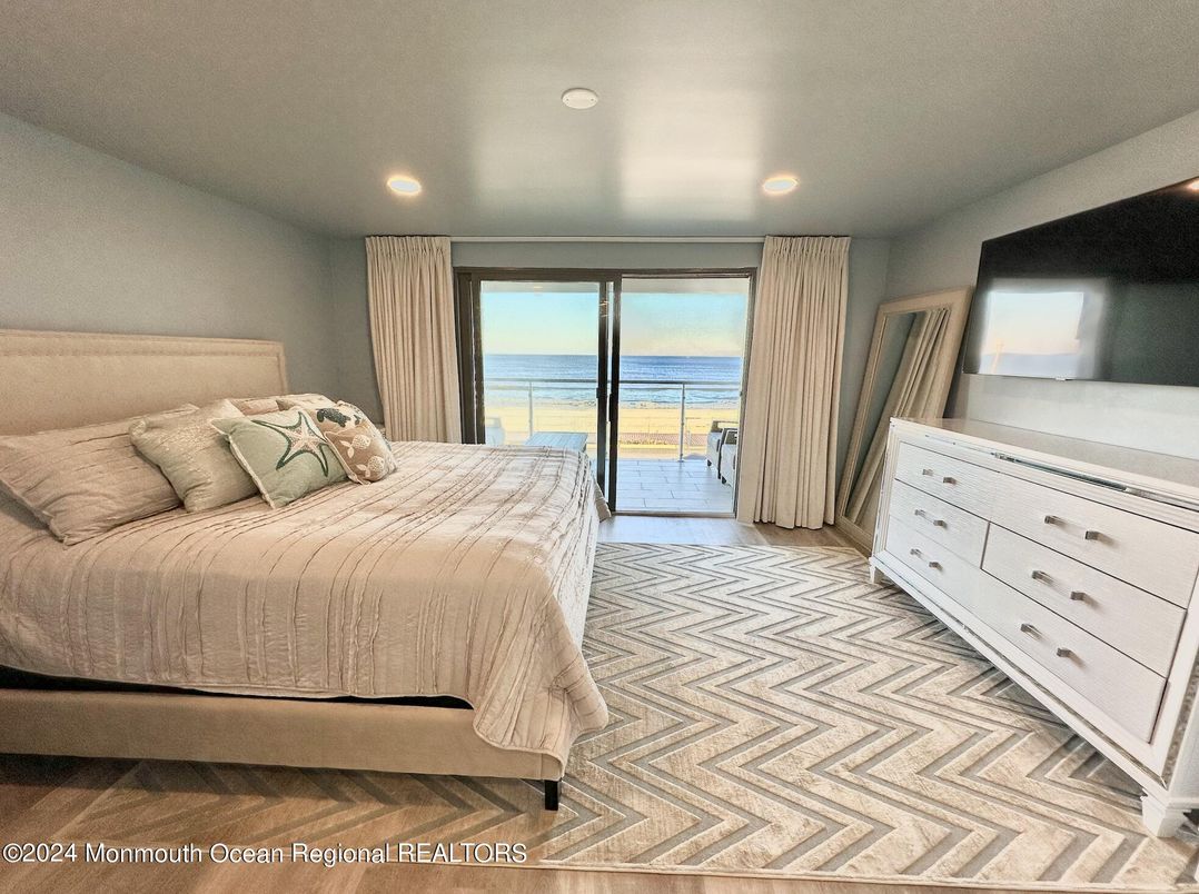 Bedroom, Interior, Recessed Lighting, Water, Wood Texture Flooring