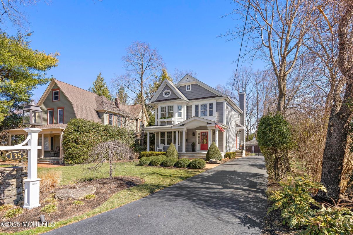 Exterior, Facade, Queen Anne Victorian