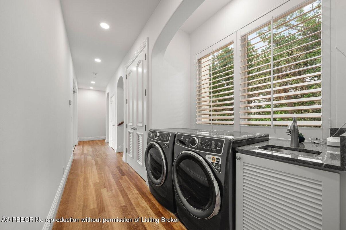 Interior, Recessed Lighting, Washer, Wood Texture Flooring