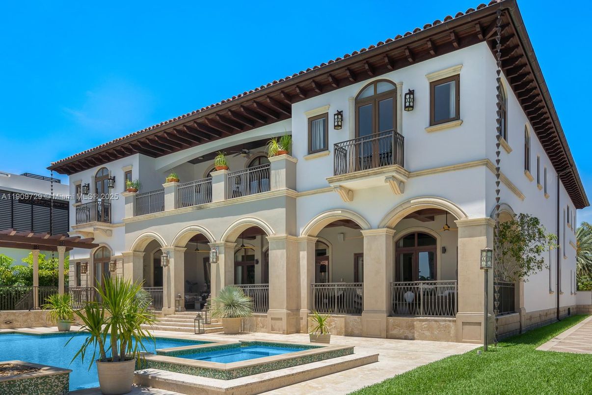 Exterior, Facade, Pool, Mediterranean