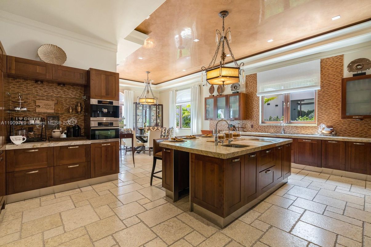Dining room, Interior, Kitchen, Pendant Lights, Recessed Lighting, Stainless Steel Appliances
