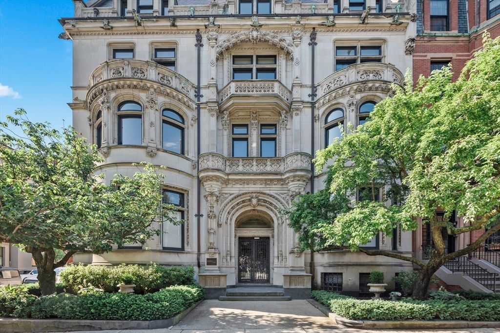 Exterior, Facade, Brownstone