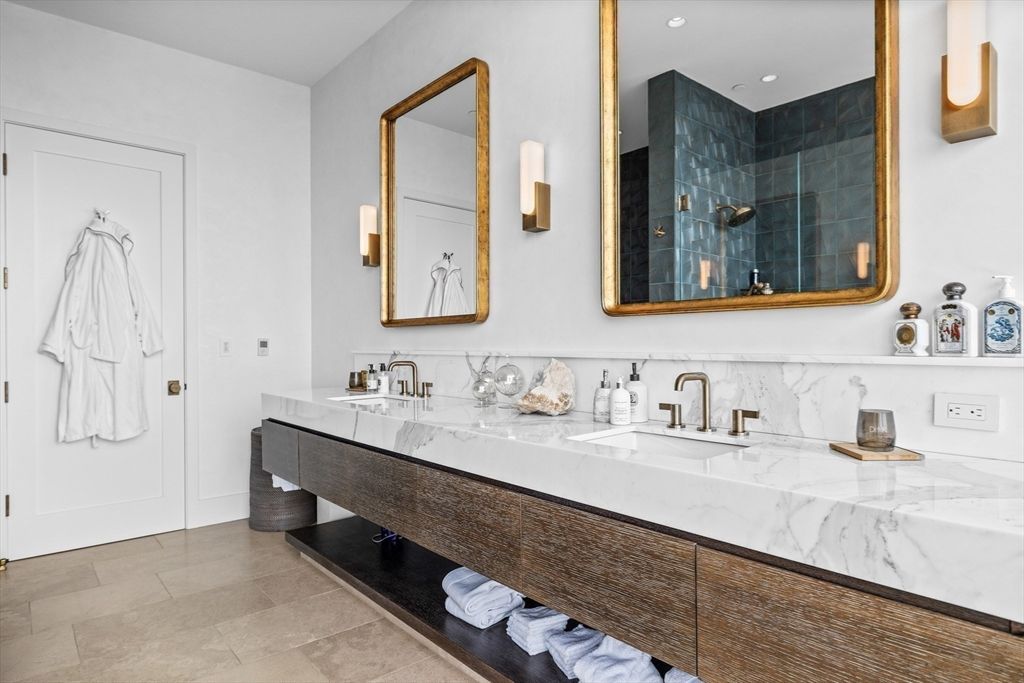 Bathroom, Dual Sink Vanities, Interior, Recessed Lighting