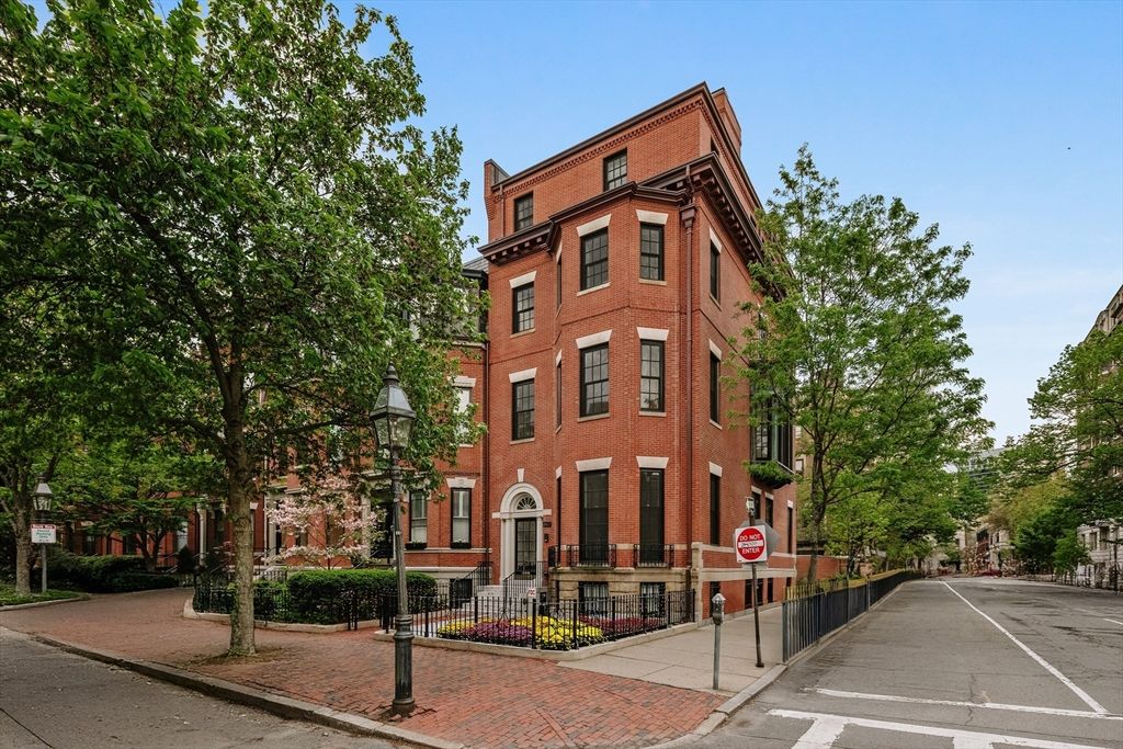 Exterior, Facade, Brick Facade, Rowhouse