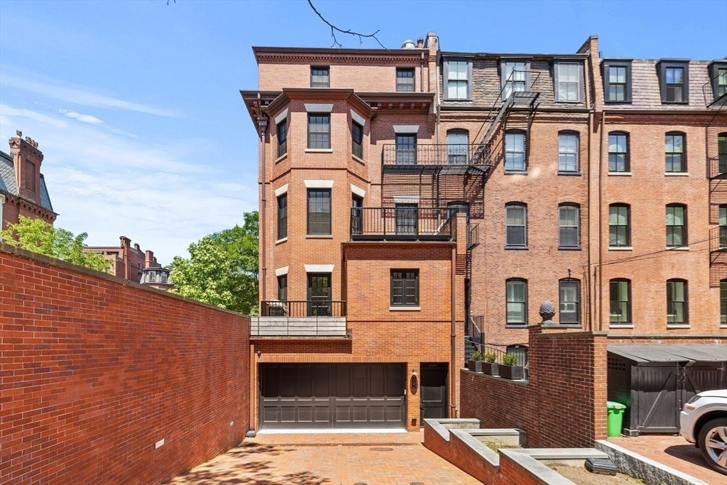 Attached, Exterior, Facade, Brick Facade, Rowhouse