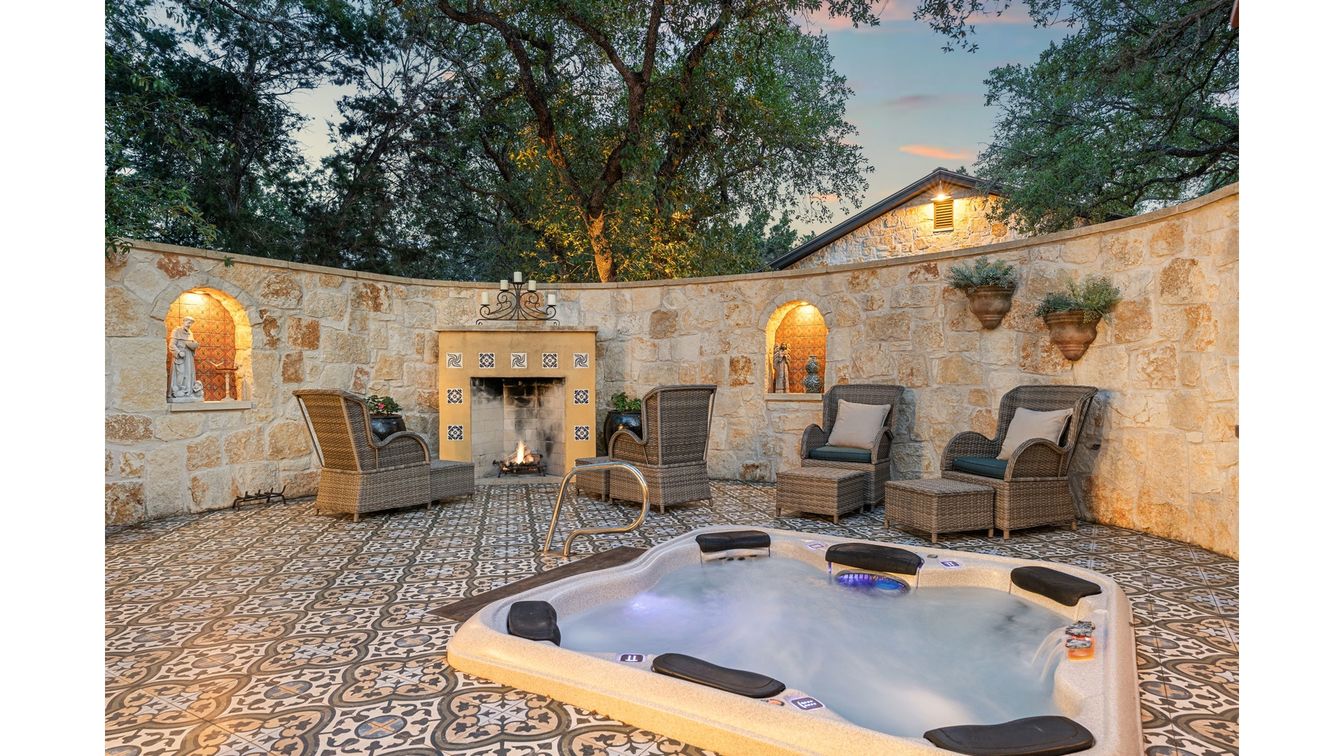 Exterior, Fireplace, Hot Tub