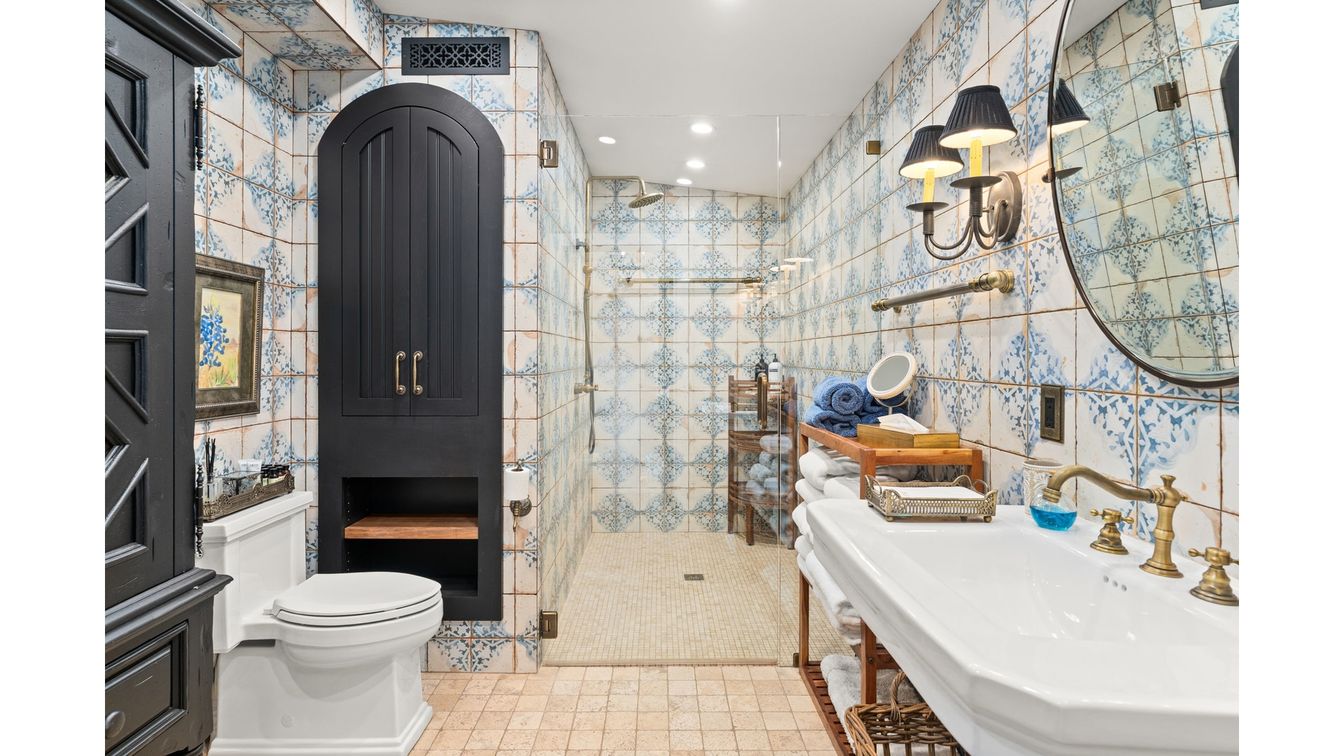 Bathroom, Interior, Recessed Lighting