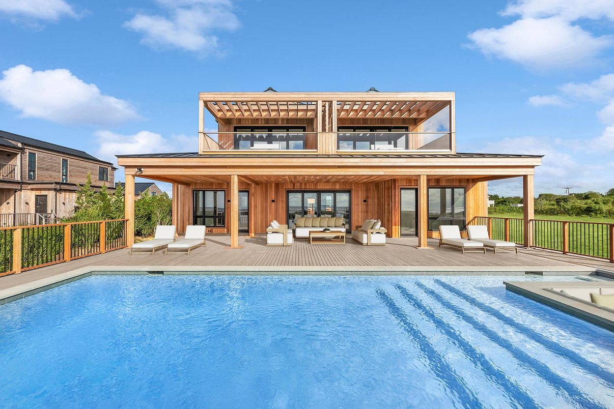 Exterior, Facade, Pool, Modern