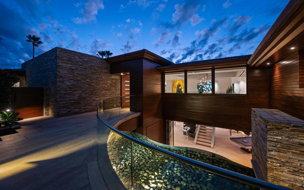 Exterior, Facade, Modern