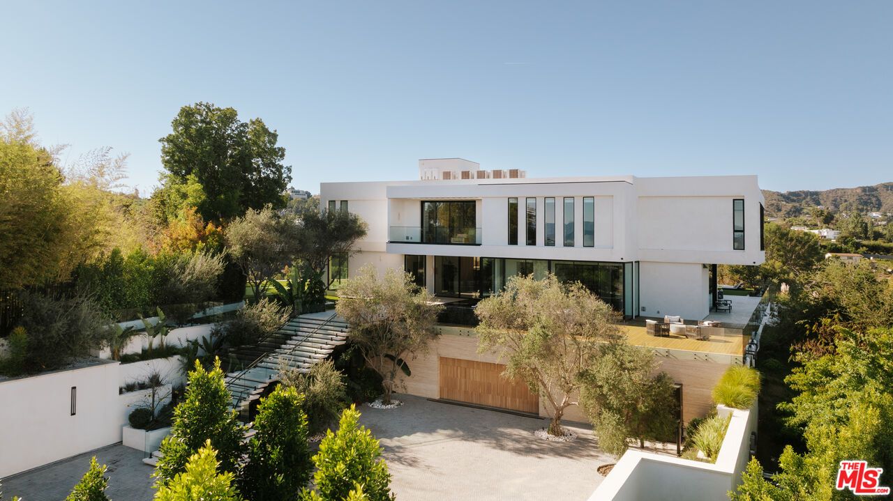 Attached, Exterior, Facade, Modern