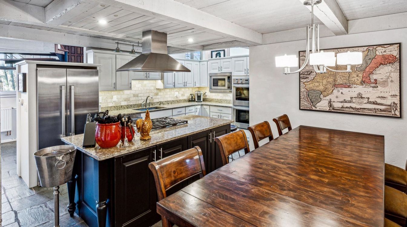 Chandelier, Dining room, Interior, Kitchen, Pendant Lights, Recessed Lighting, Stainless Steel Appliances