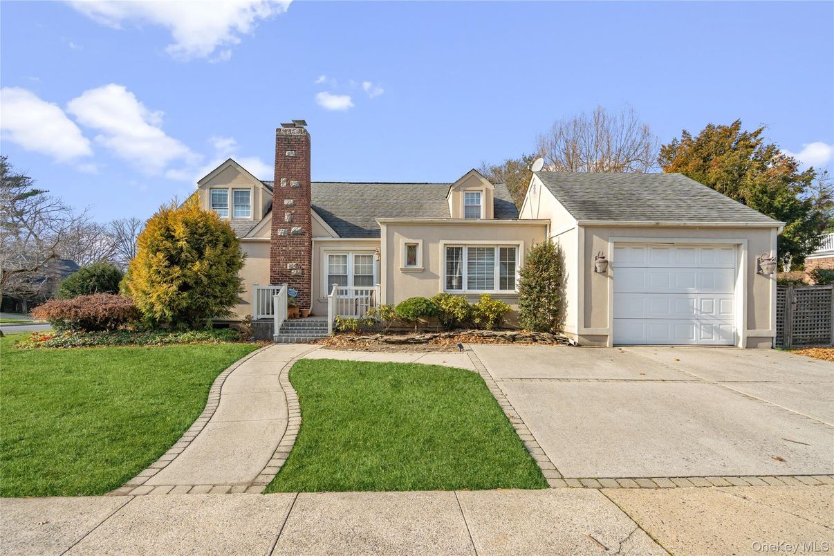 Attached, Exterior, Facade, Cape Cod